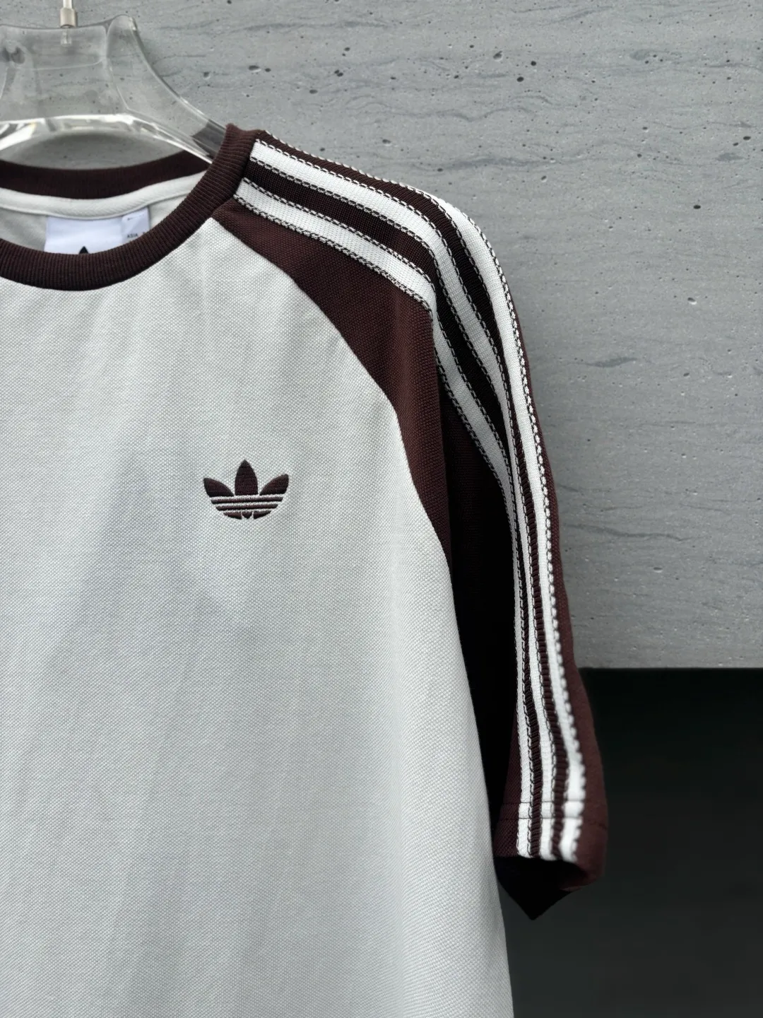 𝟬𝟱𝟬𝟰𝟯# Exclusive real shot/difference between various stolen pictures and online picture versions on the market [𝗔𝗗𝗜𝗗𝗔𝗦 Adidas Clover Classic Raglan Round Neck Couple Style Short Sleeves]👭Who knows! I was very impressed by these two pieces from Adidas ✨Classic raglan sleeves + three stripes on the side, directly welding the 𝟵𝟬𝘀American Retro on the body. ✅Full set of 1:1 customized accessories ➕Customized three-label ➕𝗬𝘂𝗮𝗻 version hang tag ➕𝗹𝗼𝗴𝗼 packaging bag 🔥 ➕Scan the QR code of the tag to enter the official website. ✅The top Original version, ins Xiaohongshu, Kuaishou, and many bloggers wear it. ▫️[Comfortable fabric] Selected pique fabric, skin-friendly and breathable, the upper body is soft and not sweaty, and there is no burden for daily wear ▫️[Versatile is not optional] Light Blue/Khaki are available in two colors. The raglan sleeves hide the flesh and make you look slimmer. You don’t have to choose your body shape or the outfit. It looks good when worn alone. It’s a couple style with eyes closed. ▫️[Full of details] Neat routing, fine workmanship, and clover-leaf prairie texture. It can be worn for daily commuting, going out on the street, and doing sports. ✅The soft and glutinous front-shoulder version hides the flesh to make you look slimmer without picking up your figure. The small label on the chest is low-key and textured/super feeling. I really want every piece𝗮𝗹𝗹𝗶𝗻! Size: 𝗦～𝗫𝗫𝗟 Color: Khaki color